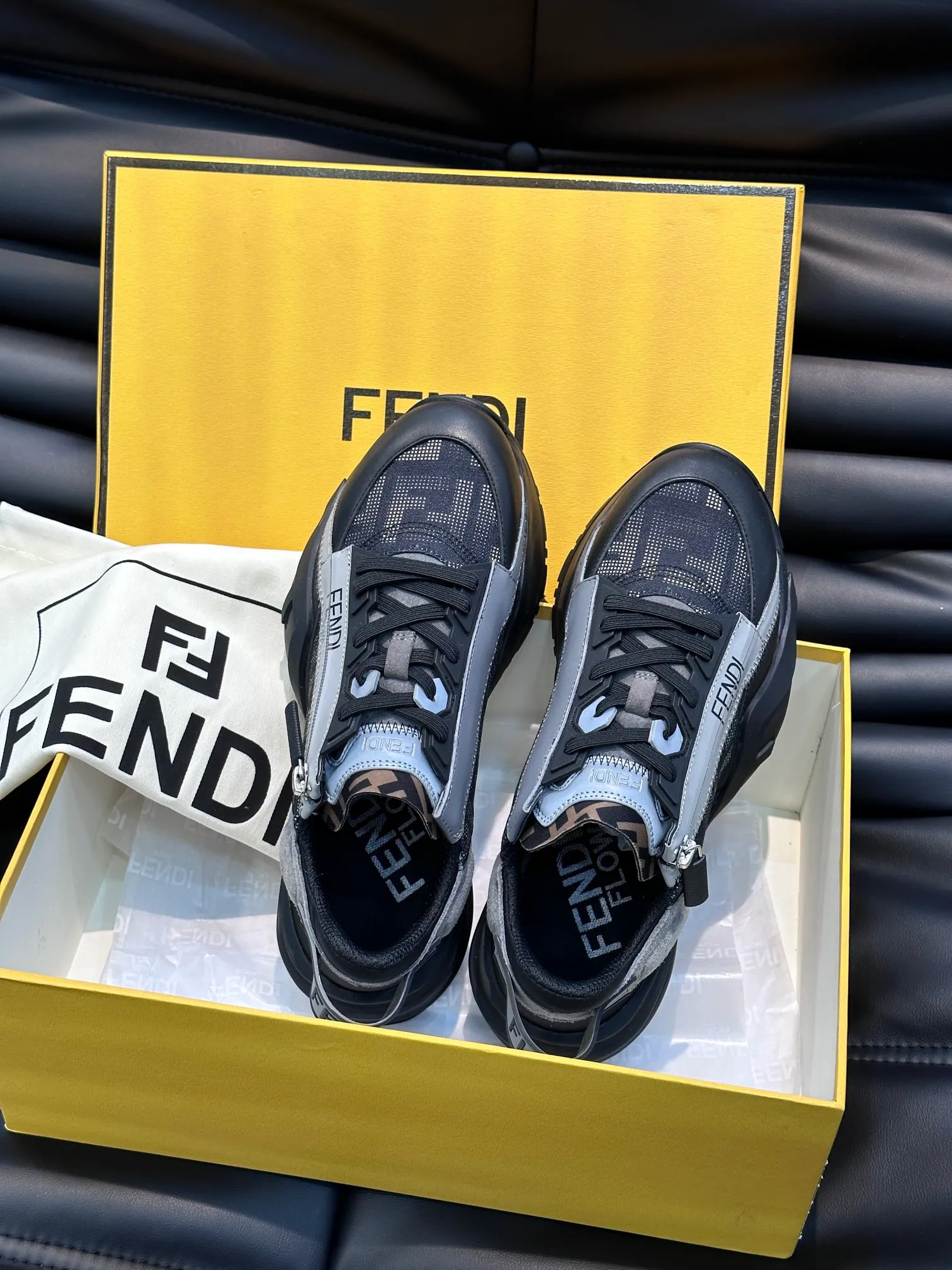 Men's shoes 💰p560 "Fend*" new men's casual sports shoes, equipped with elastic straps, side zippers, and corrugated soles engraved with F. Embossed Fendi Flow lettering on the heel. Made of technical fabric and a mix of blue and suede. Decorated with Lycra® details. FF graphic tongue. Ultra-light and wear-resistant EVA sole. Size: 38-44